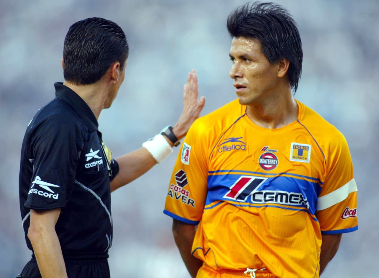 A su salida jugó con los Tigres durante cinco años con 143 partidos disputados y 15 anotaciones para emigrar a la MLS.