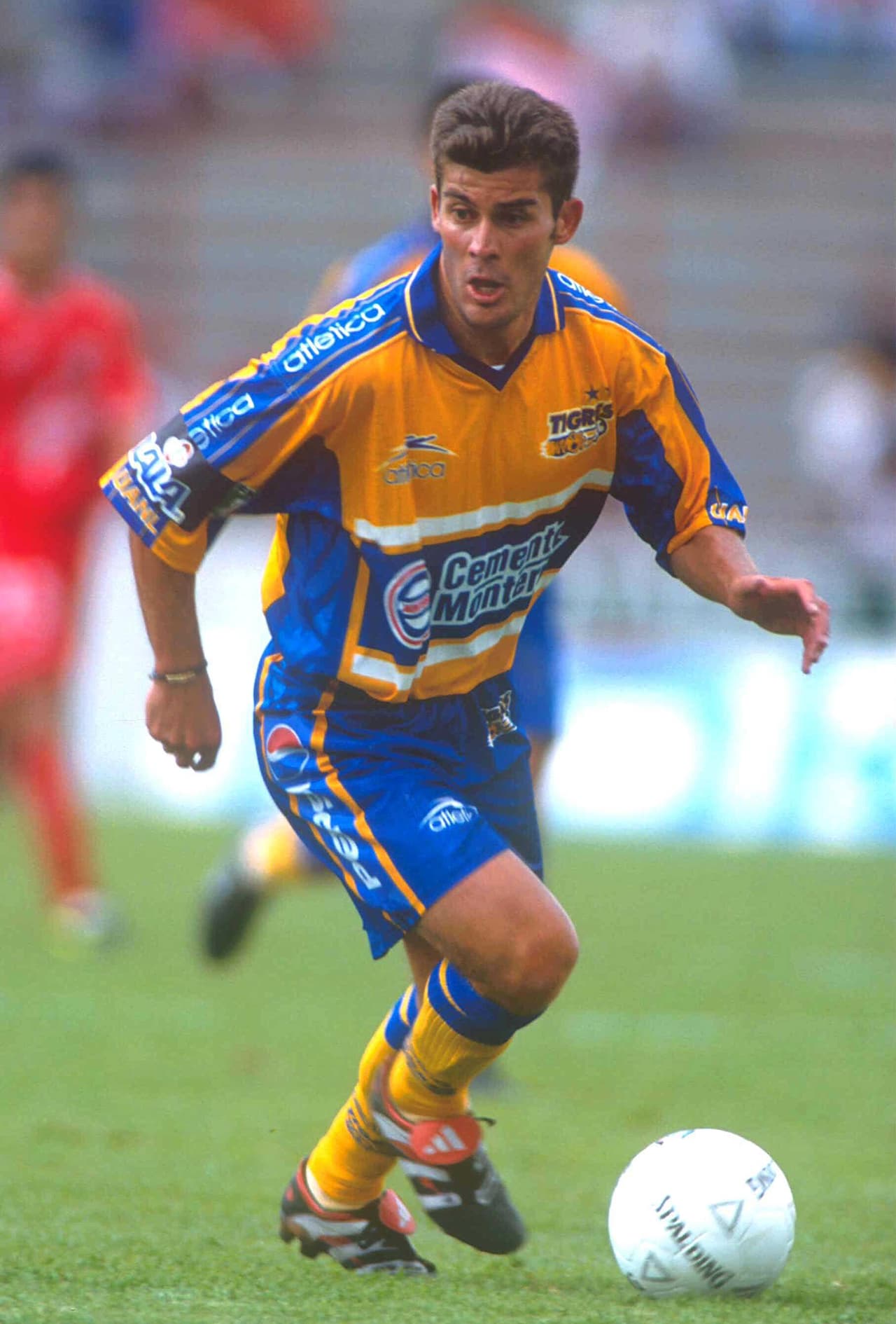 Entre ambas etapas y luego de su polémico paso por América, jugó de 1999 a 2001 con los felinos norteños.