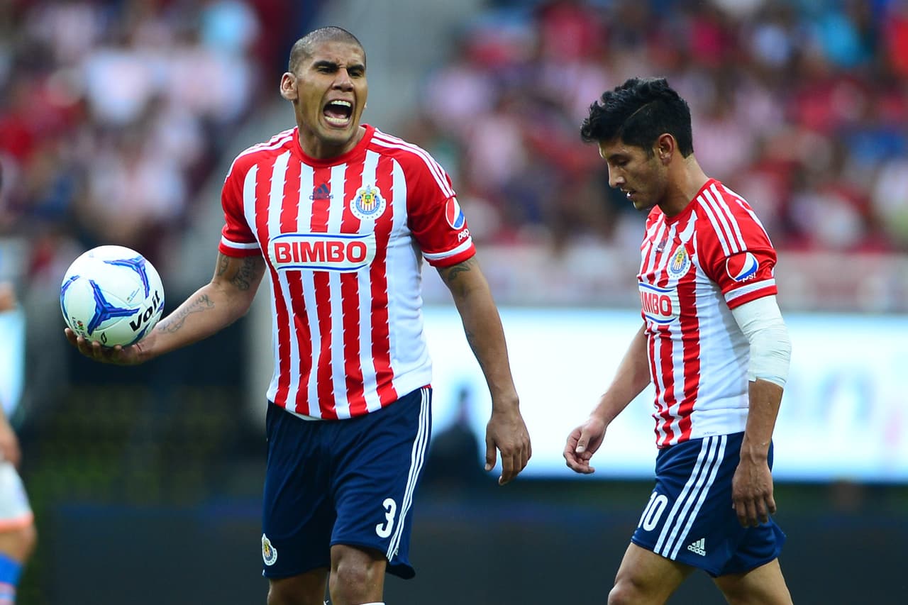 Carlos Salcido fue otro de los casos de figuras que han portado ambas playeras. Debutó con Chivas en 2001 y en 2006 se fue al PSV Eindhoven.