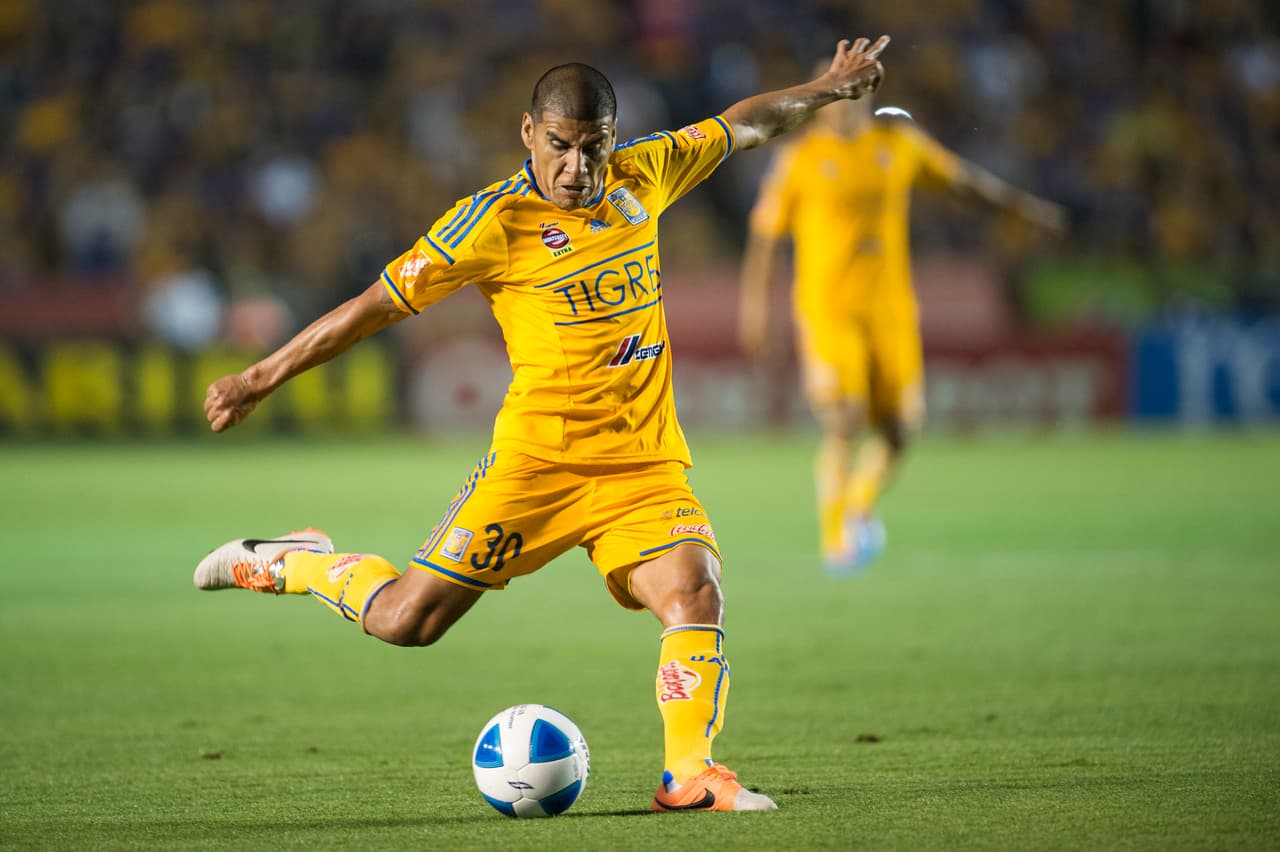 Cinco años después volvería al fútbol mexicano con los Tigres donde jugó entre 2011 y 2015, para después volverse a enfundar en los colores rojiblancos.