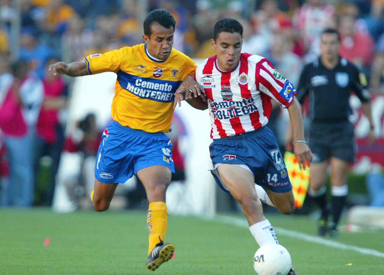 Un caso similar es el de Omar Bravo quien después de siete años tras su debut en 2001 dejó al chiverío para ir al Deportivo La Coruña.