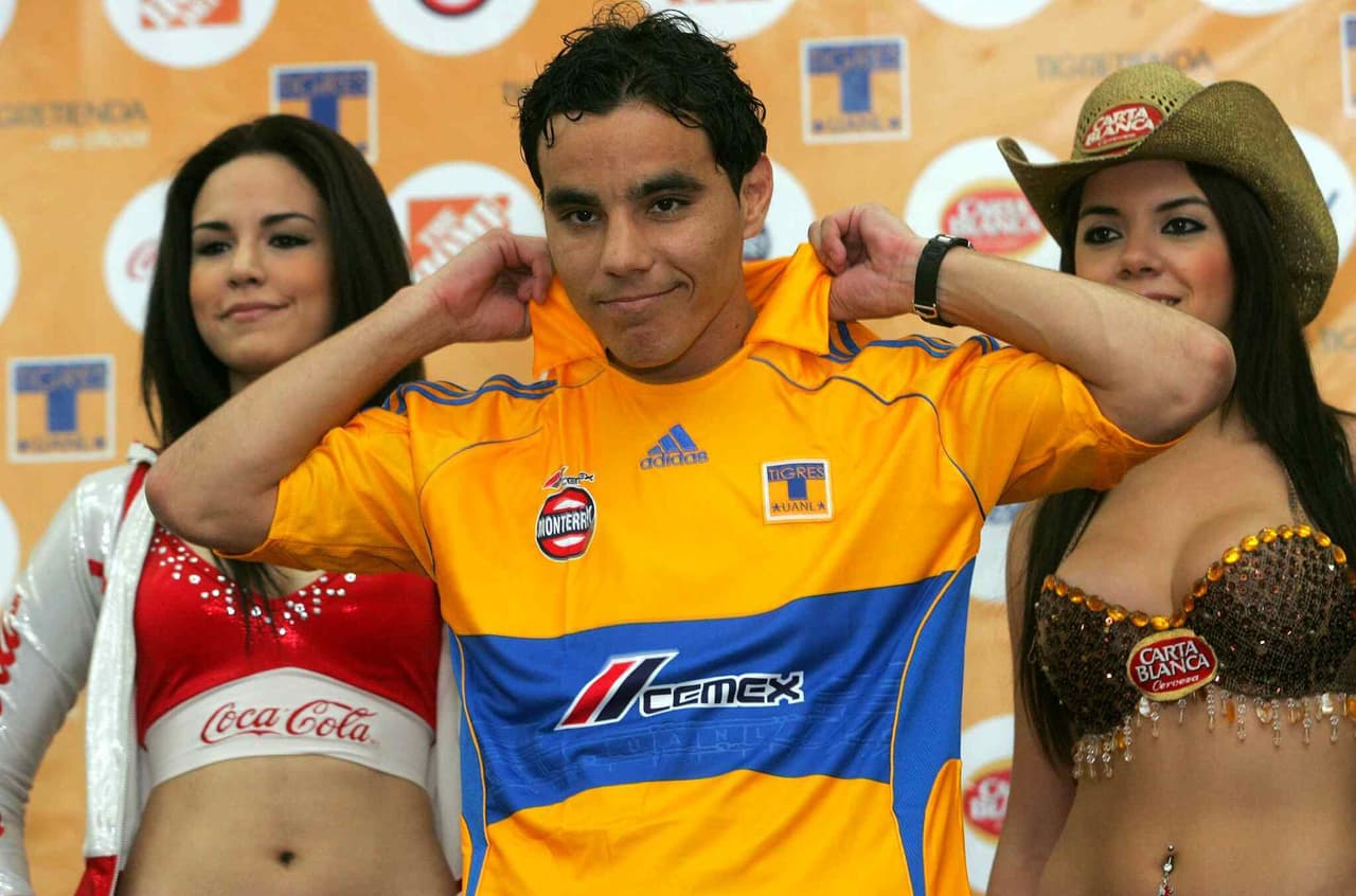 Con pocos minutos en la Liga de España, volvió a México para jugar con Tigres en 2009 pero en seis partidos no pudo hacer goles en uno de los momentos más complicados de su carrera.