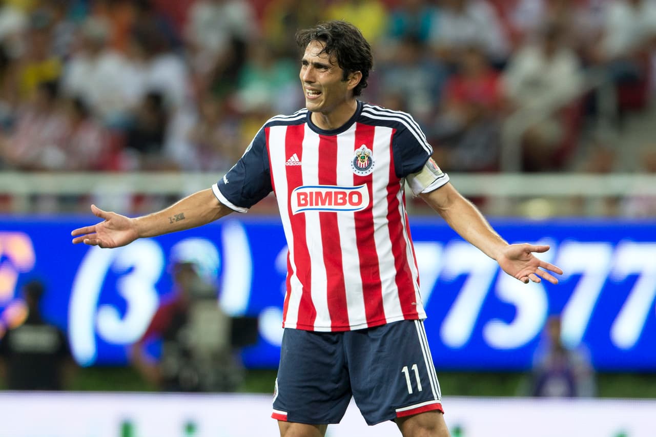 Después de pasar por Veracruz, Necaxa y Monterrey donde tuvo sus mejores años, fichó con Guadalajara y en dos años solo pudo hacer 12 goles en 55 partidos.