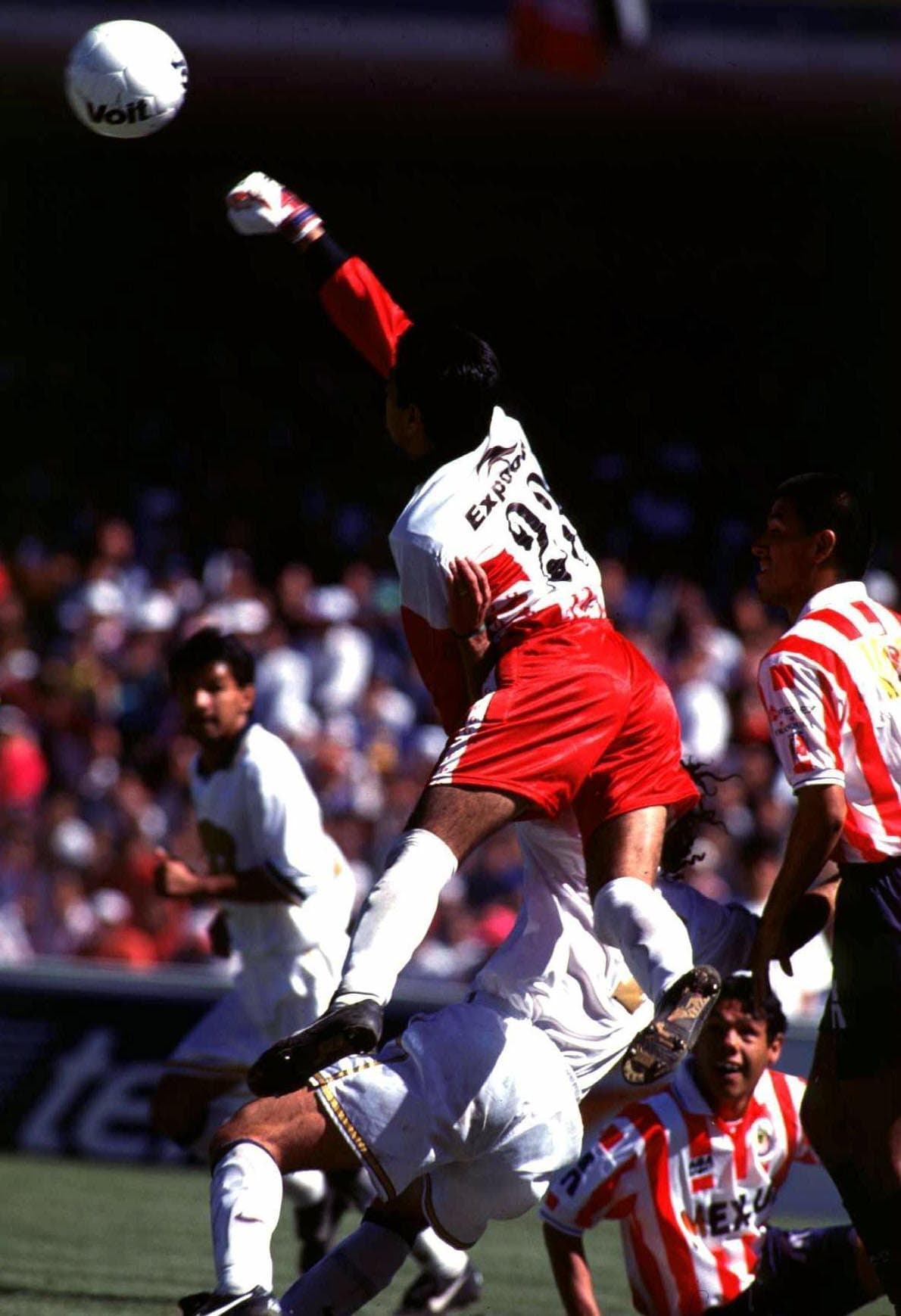 Existen casos de gente que brilló más con la camiseta de Chivas que con la de Tigres como el caso del portero Martín Zúñiga quien debutó con los felinos en 1993. Pero su logros como portero titular fueron con los rojiblancos en 1997 con el título de campeón.