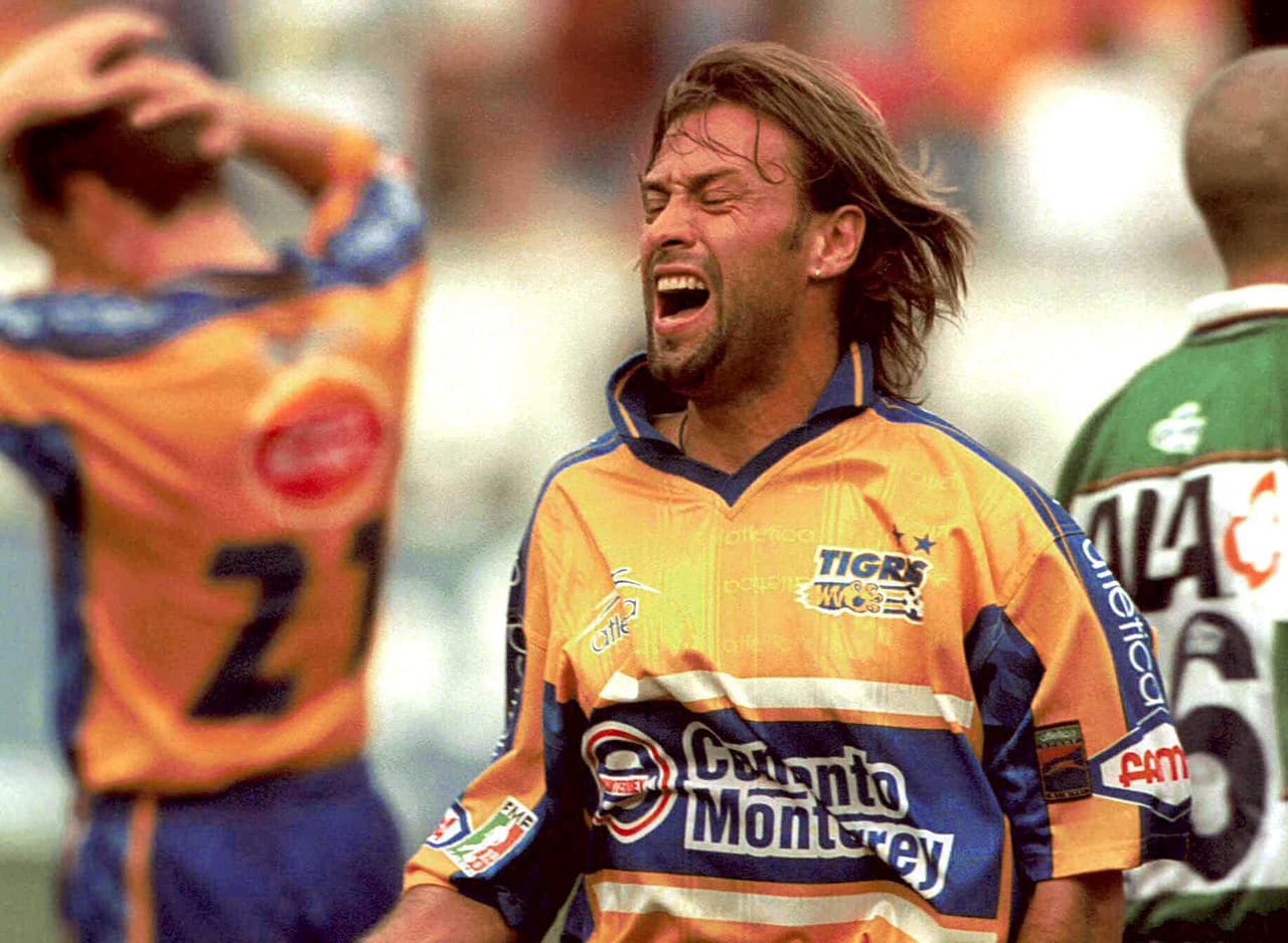 En 1998 se fue a Tigres donde estuvo dos temporadas sin que pasara nada con su carrera.