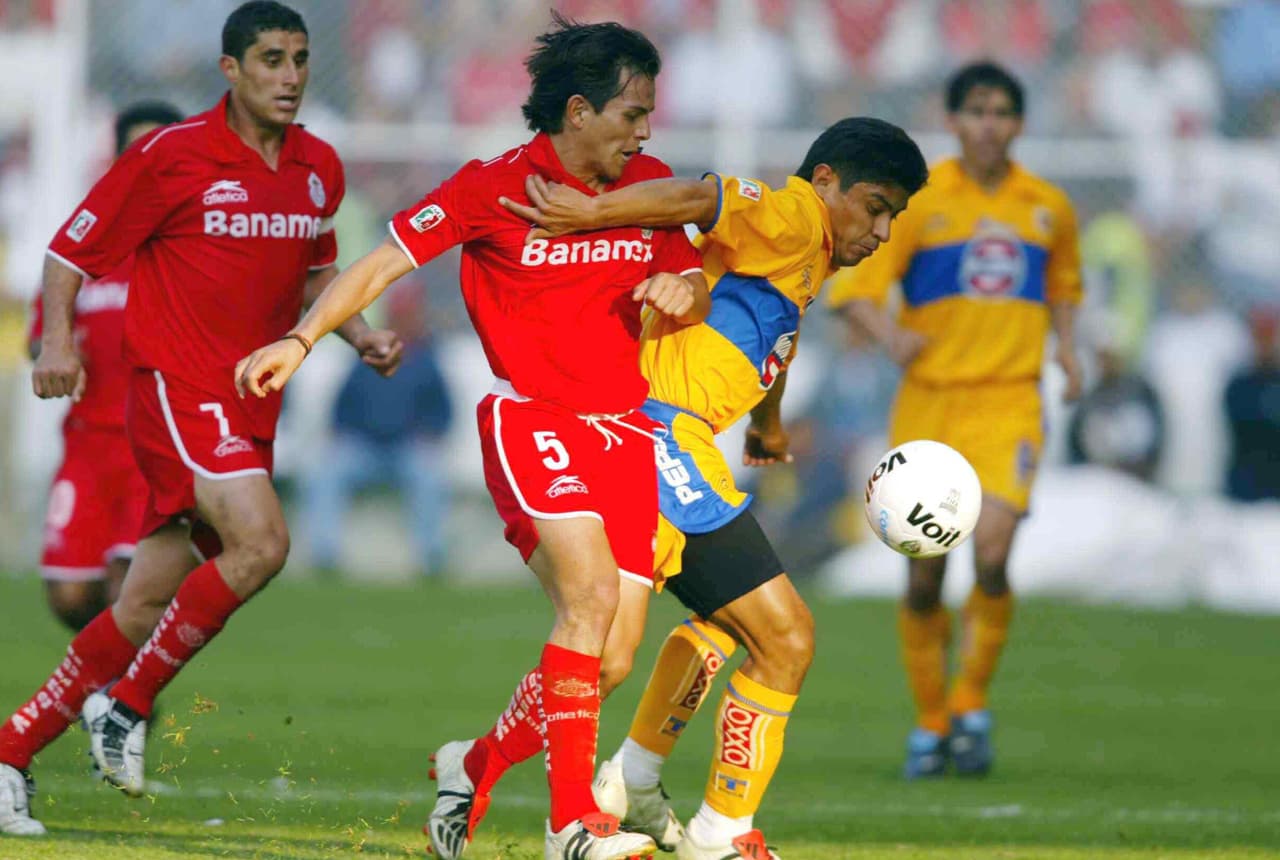 Marco Antonio 'Chima' Ruiz vivió algo similar a los mencionados pues a pesar de tener cuatro etapas con Tigres (1992, 93-96, 97-98 y 2000-04) fue en Chivas donde tuvo regularidad.