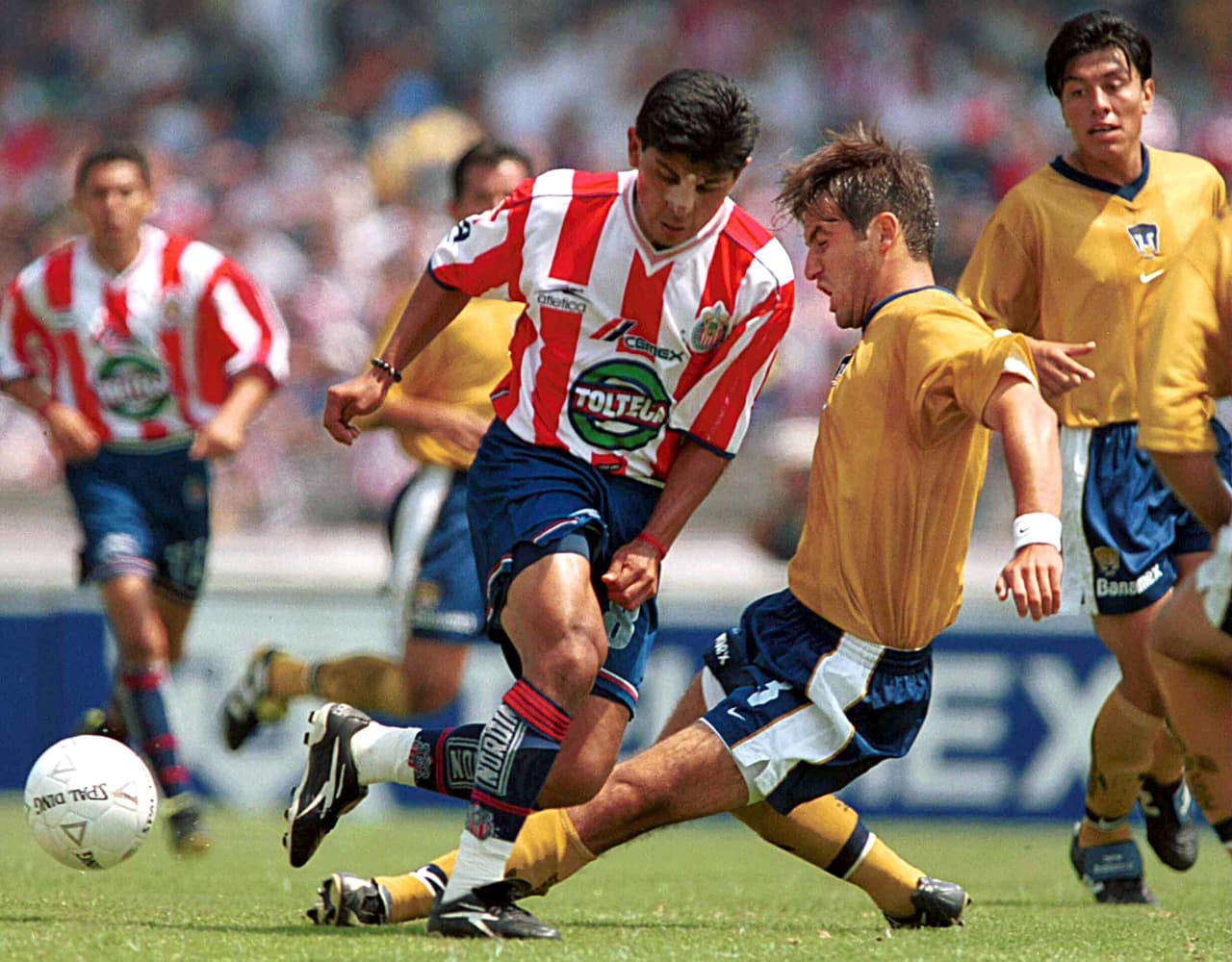 Jugo un total de 106 partidos entre 1998 y 2001 donde pudo marcar 10 goles a pesar der mediocampista.