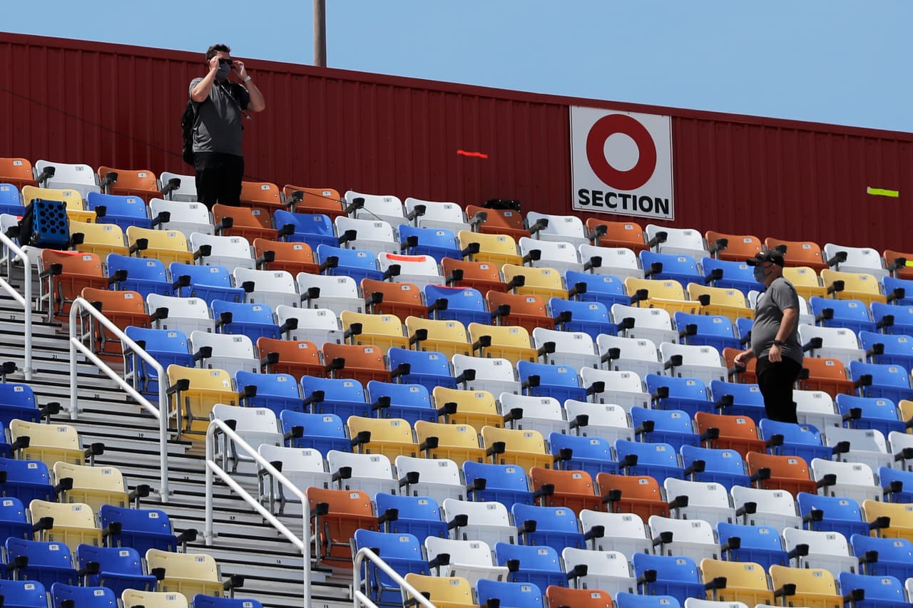 El ambiente es triste y desolado sin la afición que normalmente acompaña a la serie NASCAR.