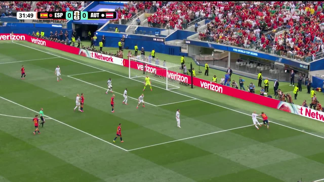 ¡TIRO ATAJADO! disparo por Mikel Oyarzabal.