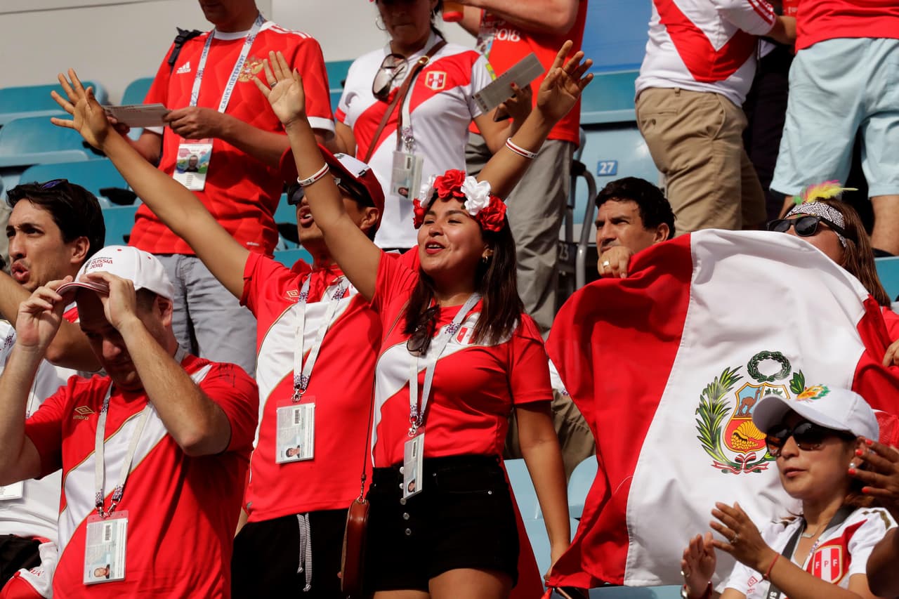MUN38-20. SOCHI (RUSIA), 26/06/2018.- Aficionados peruanos animan a su selección antes del partido Australia-Perú, del Grupo C del Mundial de Fútbol de Rusia 2018, en el Fisht de Sochi, Rusia, hoy 26 de junio de 2018 (RUSSIA SOCCER FIFA WORLD CUP, Australia, Peru, Sochi). EFE/Sebastião Moreira [ATENCIÓN EDITORES: Sólo Uso editorial. Prohibido su uso en referencia con entidad comercial alguna. Prohibido su uso en alertas, descargas o mensajería multimedia en móviles. Las imágenes deberán aparecer como fotografías congeladas y no podrán emular la acción del juego mediante secuencias o fotomontajes. Ninguna imagen publicada podrá ser alterada, mediante texto o imagen superpuesta, en el caso de que (a) intencionalmente oculte o elimine el logotipo de un patrocinador o (b) añada y/o cubra la identificación comercial de terceras partes que no esté oficialmente asociada con la Copa Mundial de la FIFA.]