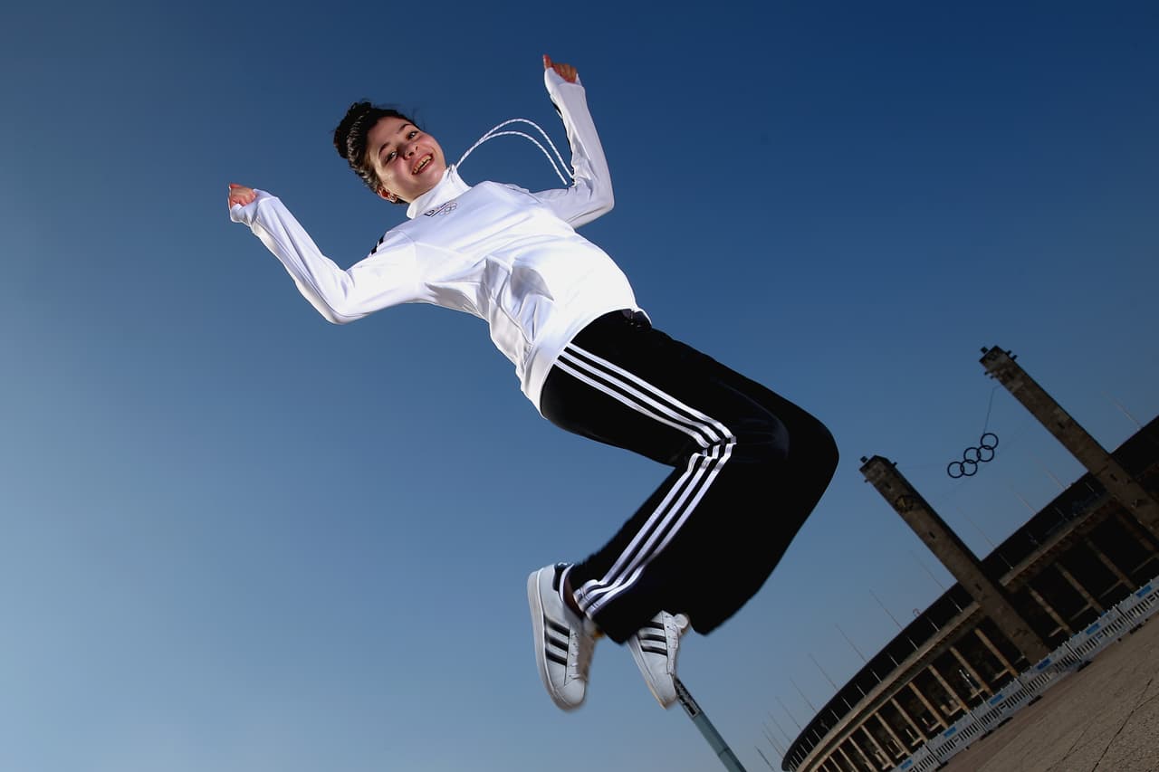 Yusra Mardini - Piscina - País de origen - Siria - Yusra Mardini de diieciocho años de edad y su hermana mayor, Sarah, se encontraban entre las estrellas más brillantes de la natación de Siria antes que la guerra civil lo cambiara todo.