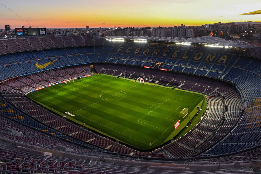 <b>Estadio Camp Nou</b>
<br>El Barcelona se rehusa a abandonar su estadio que se construyó desde 1954 y prefirieron renovarlo. Se espera que los asientos aumenten de 99,000 a 105,000.