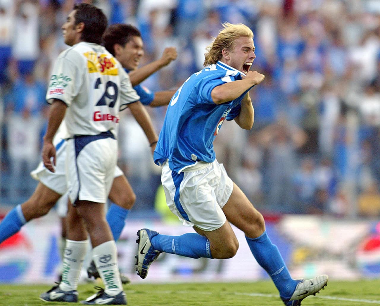 Antes de fichar por el Cruz Azul en 2003, Luciano Figueroa fue objeto de una disputa entre el Birmingham de Inglaterra y el Osasuna de España que fue dirimida en los tribunales de la FIFA.