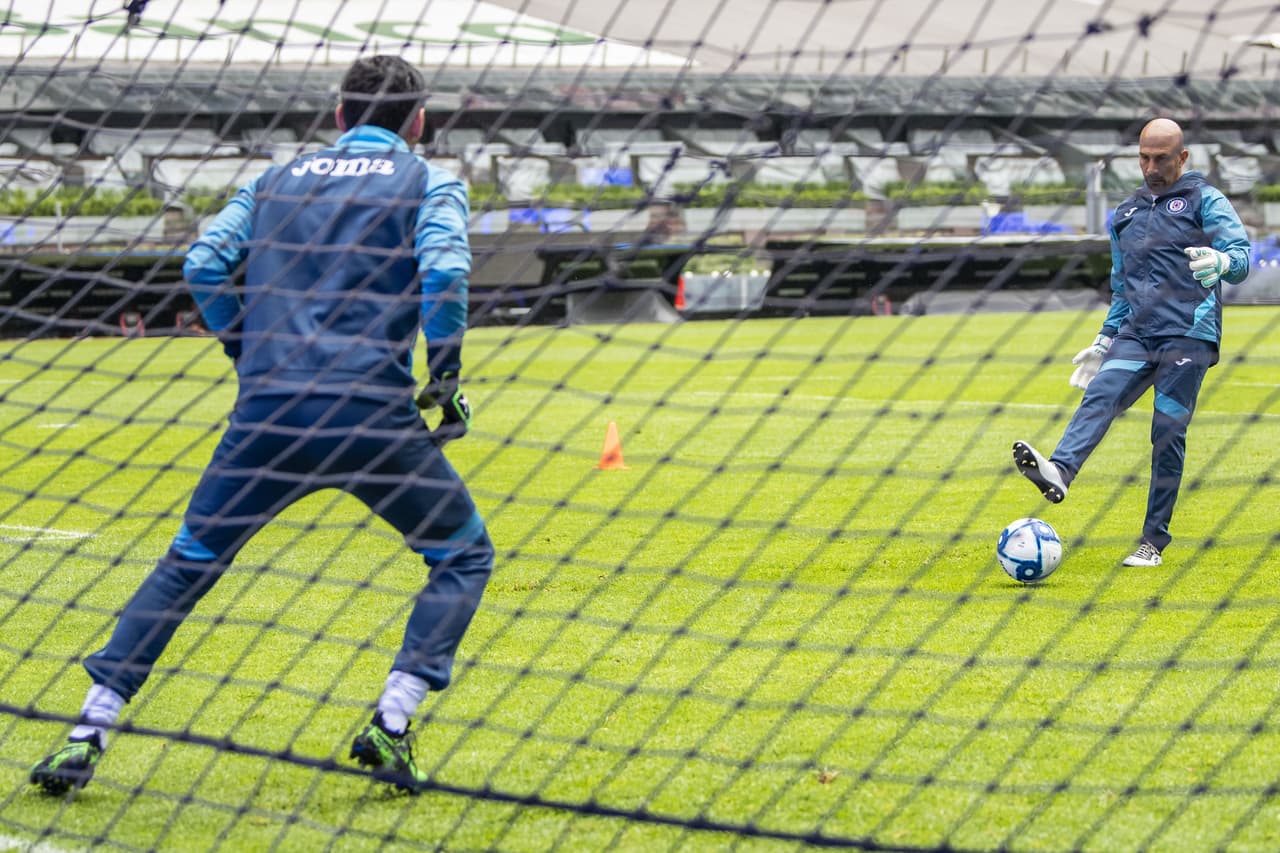 El 'Conejo' Pérez tirando un penal a Jesús Corona.