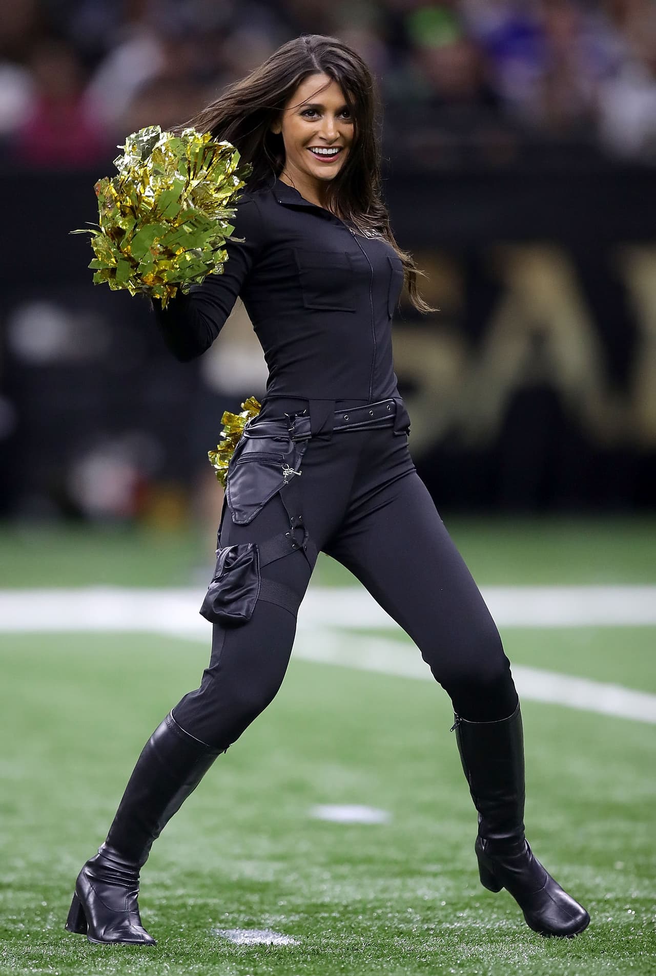 Otra aninmadora de New Orleans Saints usó accesorios como pantalón camuflado característicos de la protagonista de Tomb Raider, Lara Croft.