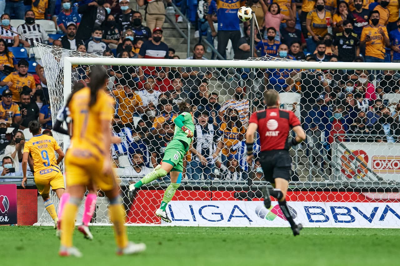 Con 20 minutos por jugarse, Tigres encontró el empate gracias al ‘sombrerito’ de Stephany Mayor tras un descuido en la defensa de Rayadas.