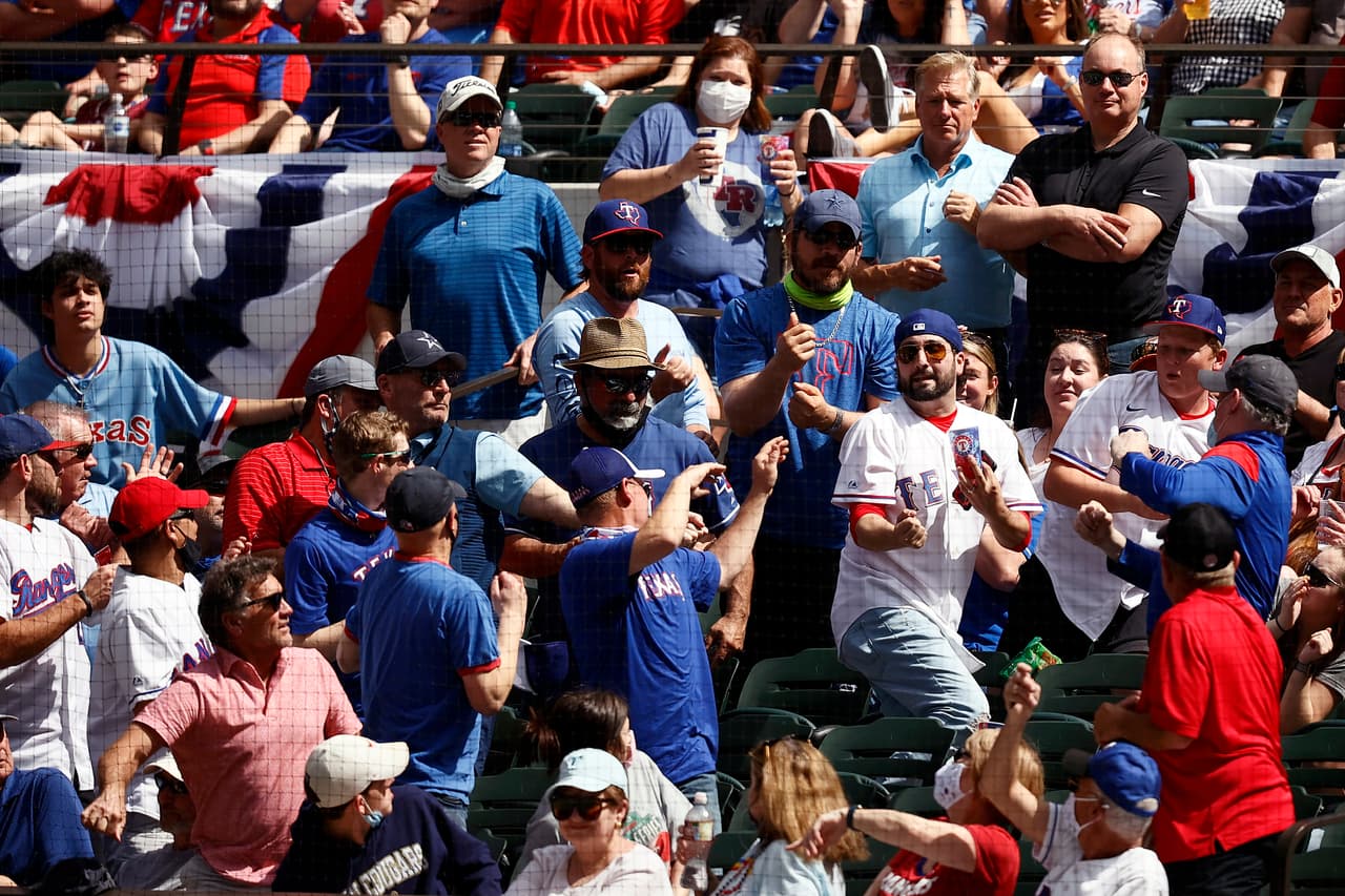 Los 37,238 asistentes llenaron el estadio Globe Life Field para presenciar el Blue Jays vs. Rangers Texas en tiempos de coronavirus.