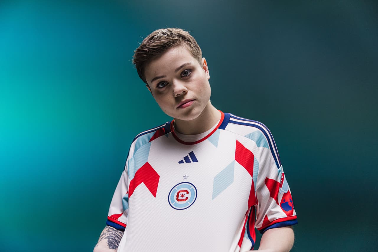 Entre 'retro' e innovadora es la nueva camiseta alterna de Chicago Fire FC.