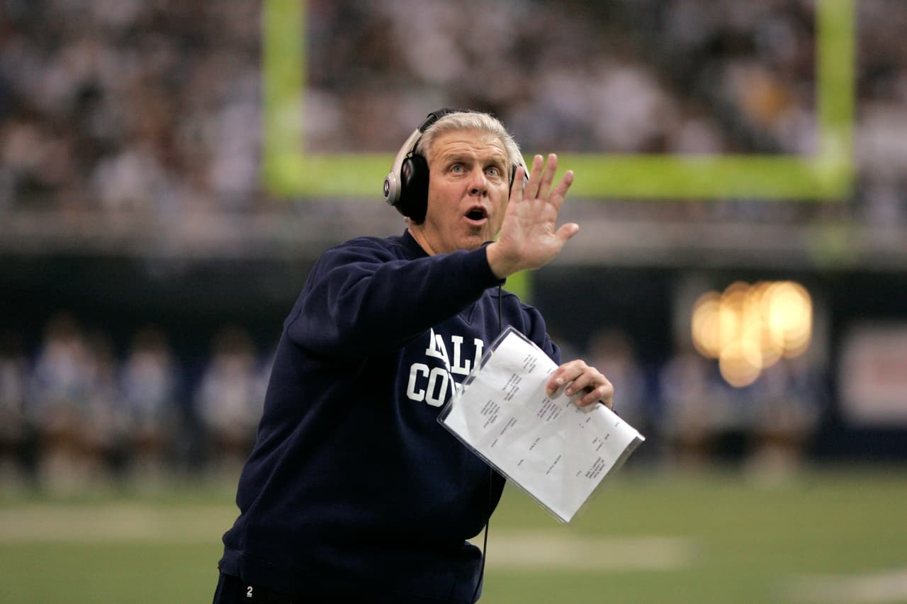 <i><b>10.- Bill Parcels </b></i>
<br>Equipos: New York Giants 1983-90; New England 1993-96; New York Jets 1997-99; Dallas Cowboys 2003-06
<br>Marca: 172-130-1 (19 años), 11-8 in playoffs
<br>Títulos divisionales: 5
<br>Participaciones en Super Bowl como head coach: 3 (XXI, XXV, XXXI)
<br>Títulos de Super Bowl como head coach: 2 (XXI, XXV)
<br>Pro Football Hall of Fame (2013)