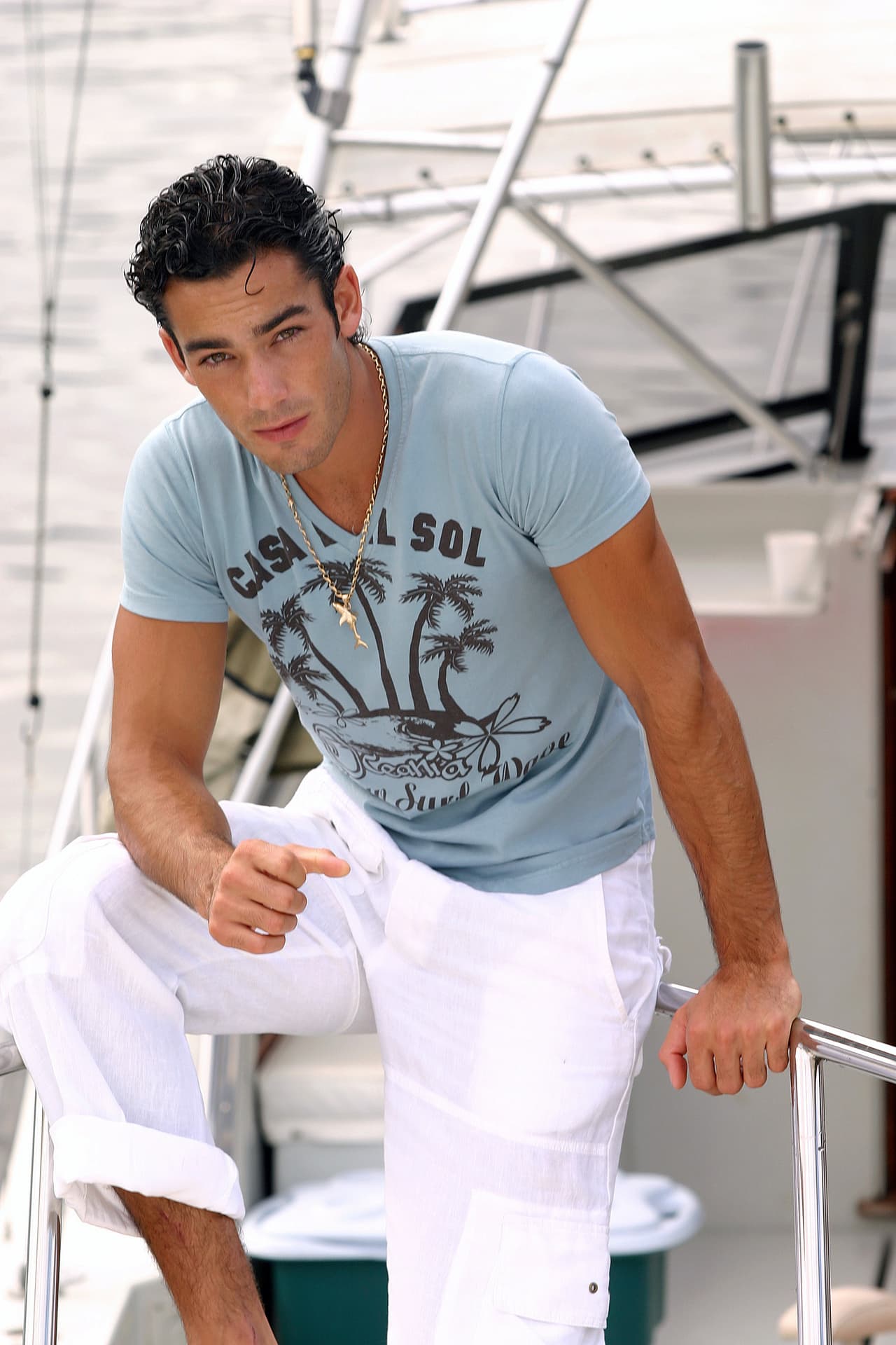 En 2004, la novela 'Corazones al límite' se lleva a cabo en medio de la práctica de los deportes extremos como la escalada, el canotaje y en ocasiones las carreras de autos.