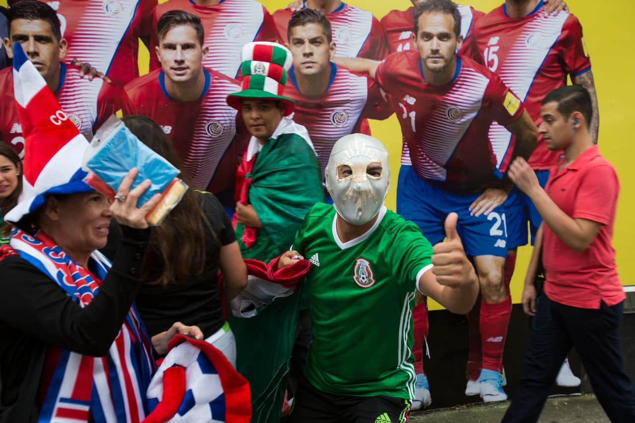 Así entraban los aficionados mexicanos al recinto deportivo de los costarricenses.