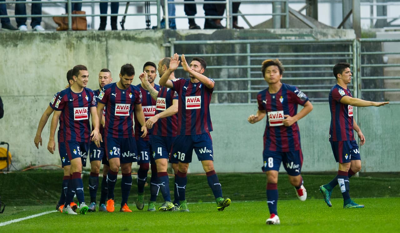 En otro estadio el Eibar aprovechó su condición de local y venció 2-0 al Sporting de Gijón.