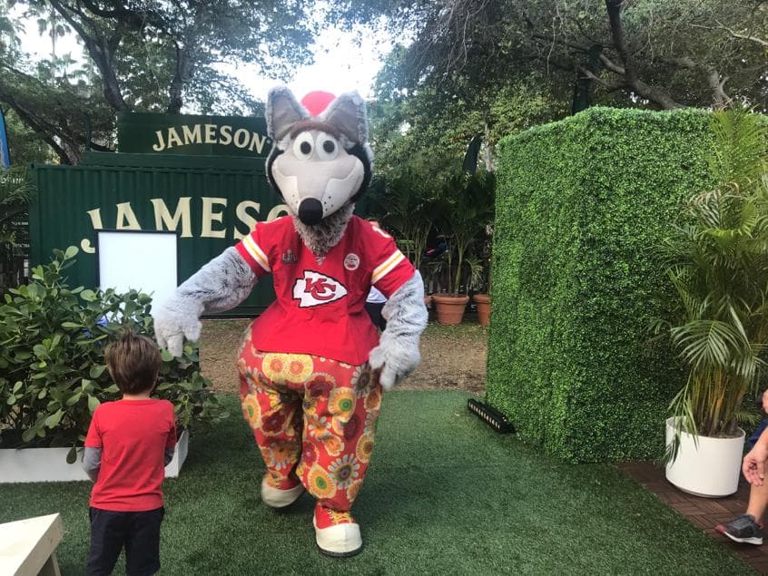 Los aficionados a la NFL pueden disfrutar un espacio para ellos antes del Super Bowl LIV entre San Francisco y Kansas City.