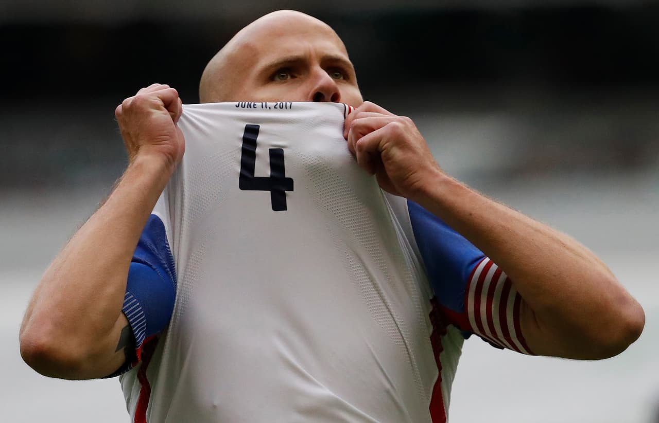 Su padre, Bob Bradley, dirigió a varios equipos de la MLS. También fue el primer director técnico del joven Michael.