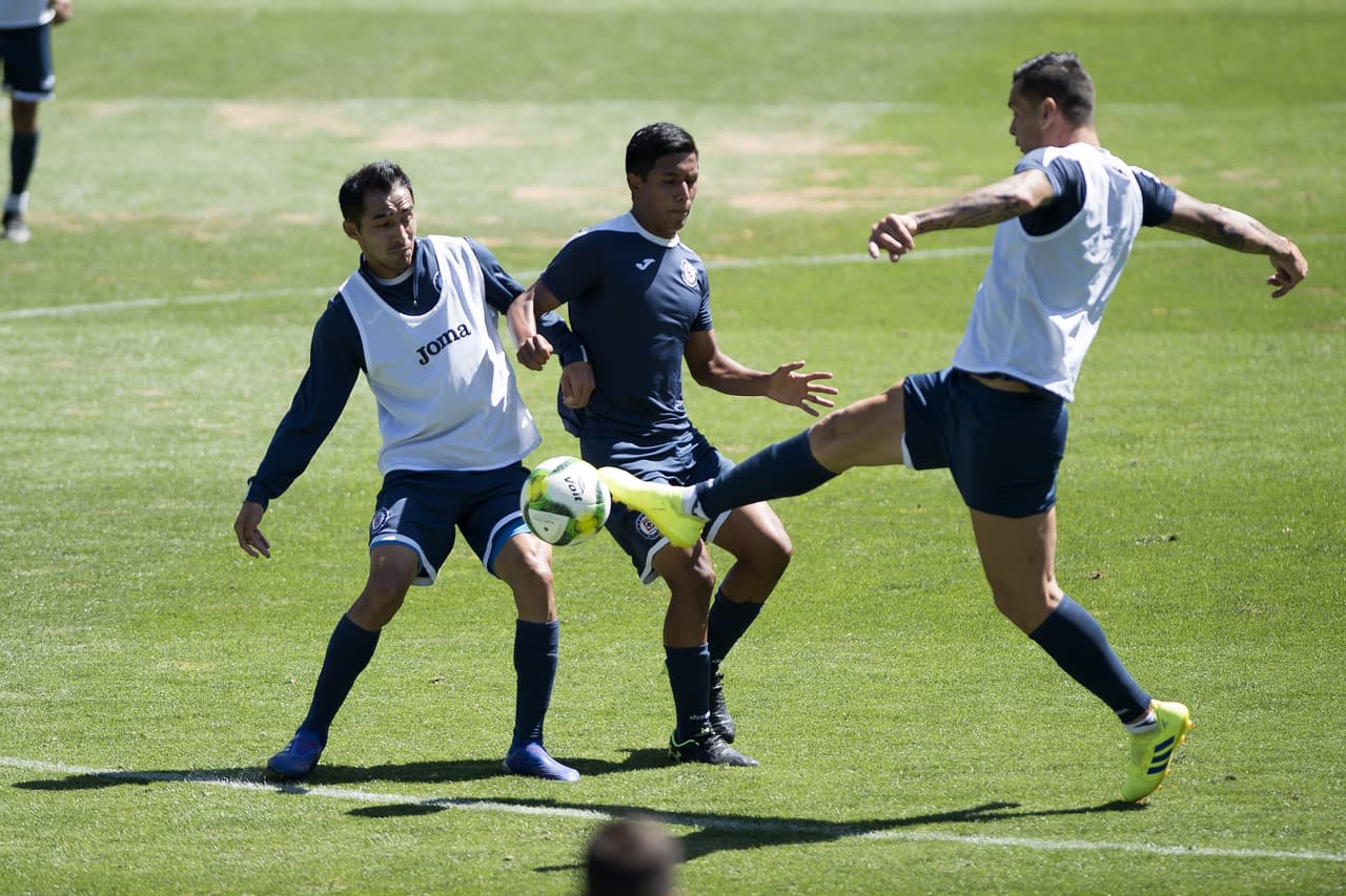 Cruz Azul, se´ptimo en el Clausura 2019, visitará a Monterrey con el reto de sumar para sostenerse en el grupo de Liguilla. Por eso, se entrena para ajustar detalles bajo la batuta de Pedro Caixinha y la mirada del presidente Ricardo Peláez.