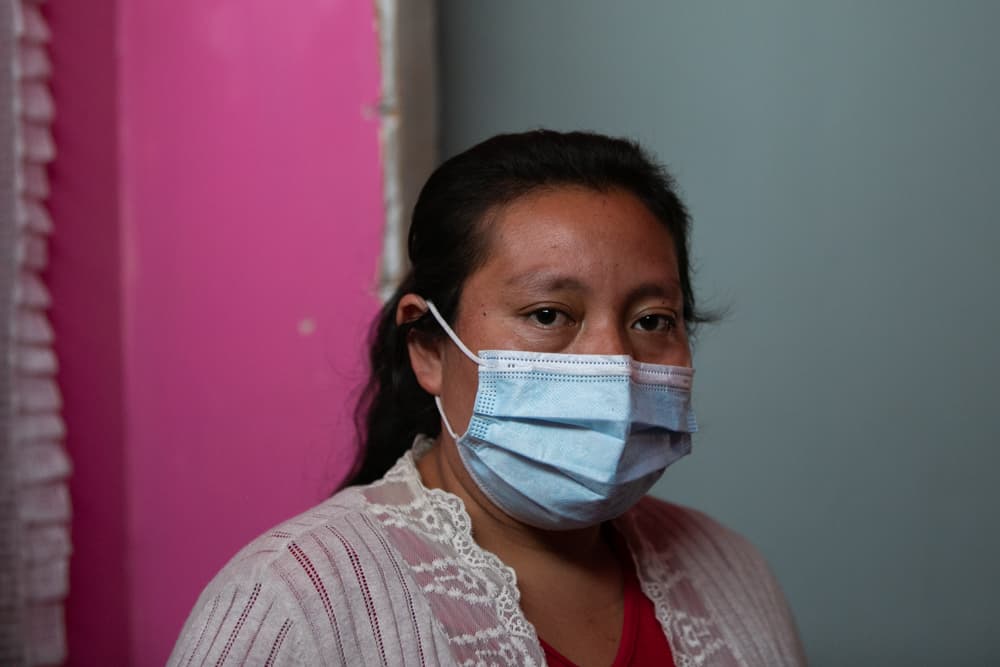 <b>"Ojalá que el presidente Biden tenga compasión de nosotros",</b> pide Santos Feliciana Maldonado, una guatemalteca de 29 años que esperaba poder trabajar en Estados Unidos para ayudar a sus padres, él con diabetes y ella con problemas en una pierna. Para viajar, se endeudó con un vecino que, cuenta, ahora le cobra con intereses. "Nosotros venimos con gran necesidad", dice, "cuando pienso en eso siento que ya no tengo salida, tengo una necesidad muy grande, ojalá que abran esa frontera". Santos asegura que se escuchan rumores entre los migrantes, como el de que hay otra frontera que está abierta. Mientras tanto, seguirá buscando empleo en Ciudad Juárez hasta que alguien la acepte. Hasta ahora, la han rechazado porque no tiene papeles.