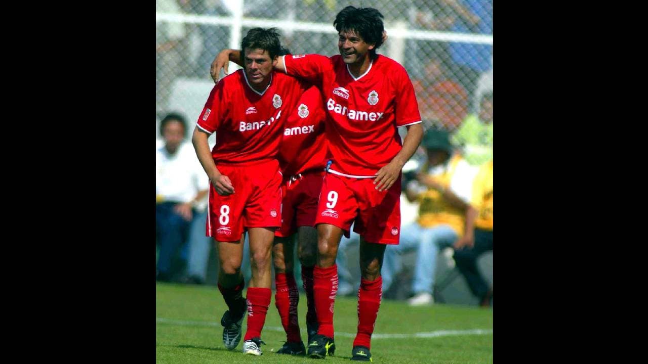 Pasó el esférico a Sinha y éste, de ‘taquito’ le volvió al goleador. Nuevamente pared con Sinha para que él cediera el balón al ‘Chiquis’ García quien penetraba el área chica por la banda izquierda del campo.