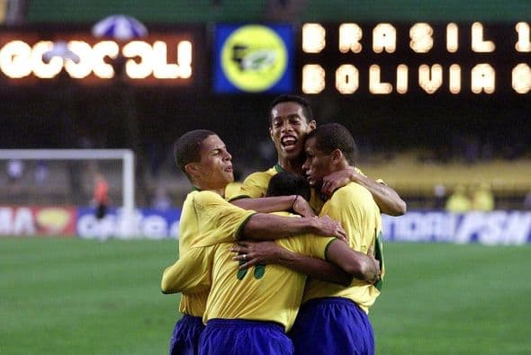 El segundo duelo ante los tapatíos fue en la misma Copa Libertadores, en el juego de vuelta Dinho se despachó con un gol que sumado al de Beto sirvieron para vencer y eliminar a los mexicanos de la copa.
