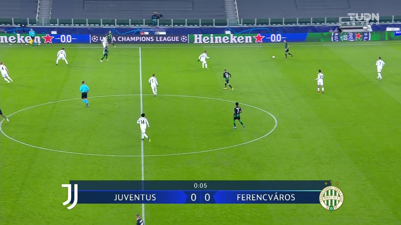 Arranca el partido y la pelota está en juego.