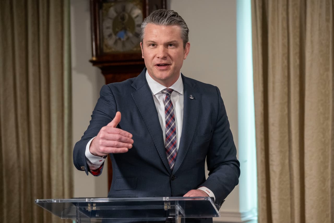 Hegseth acusa a senador demócrata Mark Kelly de filtrar informe clasificado sobre arsenal de armas