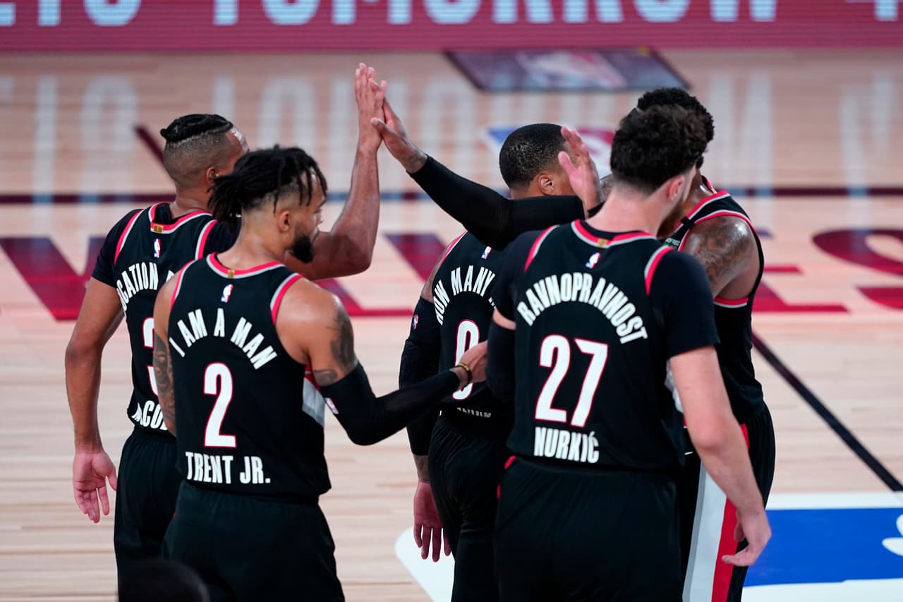 LeBron y los Poderosos Lakers no pueden ganar en su regreso a los Playoffs y caen 100-93 frente a los Portland Trail Blazers.