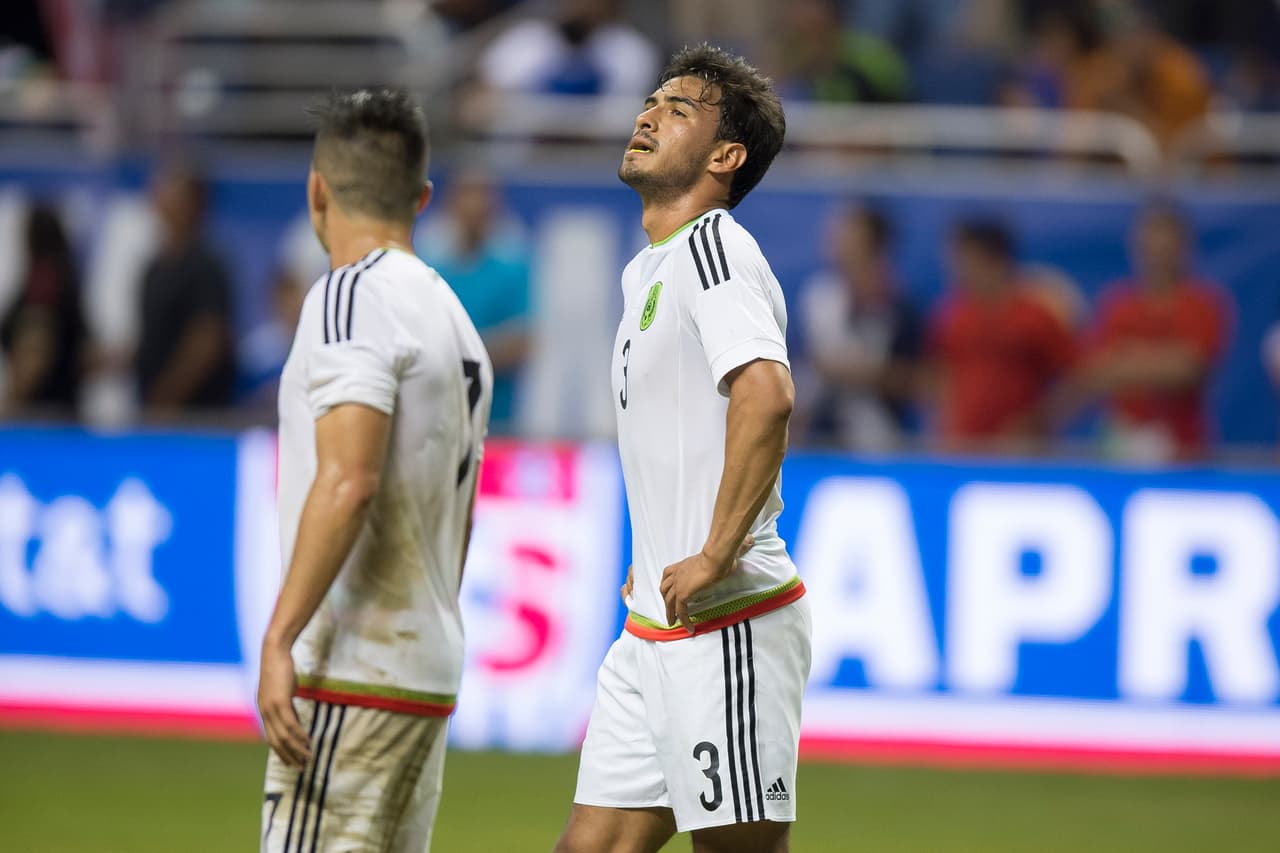 Lo malo es que aún le falta pulir la marca en campo abierto y aprender a luchar en el aspecto físico con jugadores de mayor altura o complexión, además de coordinarse mejor con sus compañeros en línea defensiva.