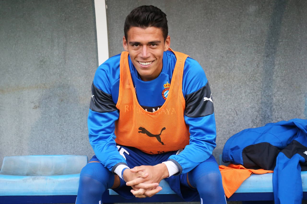 Pese a que hace muy buenas coberturas y sabe jugar tanto en espacio abierto como en zonas reducidas le hace falta tener más voz con sus compañeros.