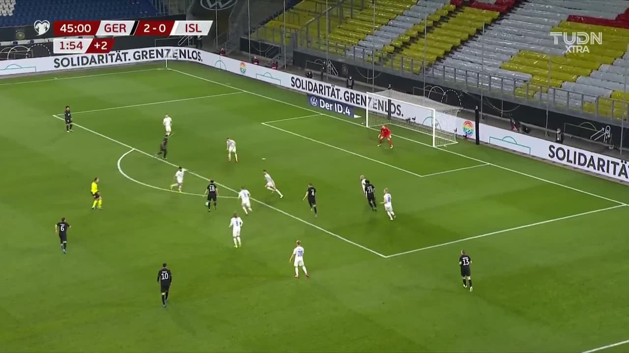 ¡CERCA! Leon Goretzka disparó que se estrella en el poste.