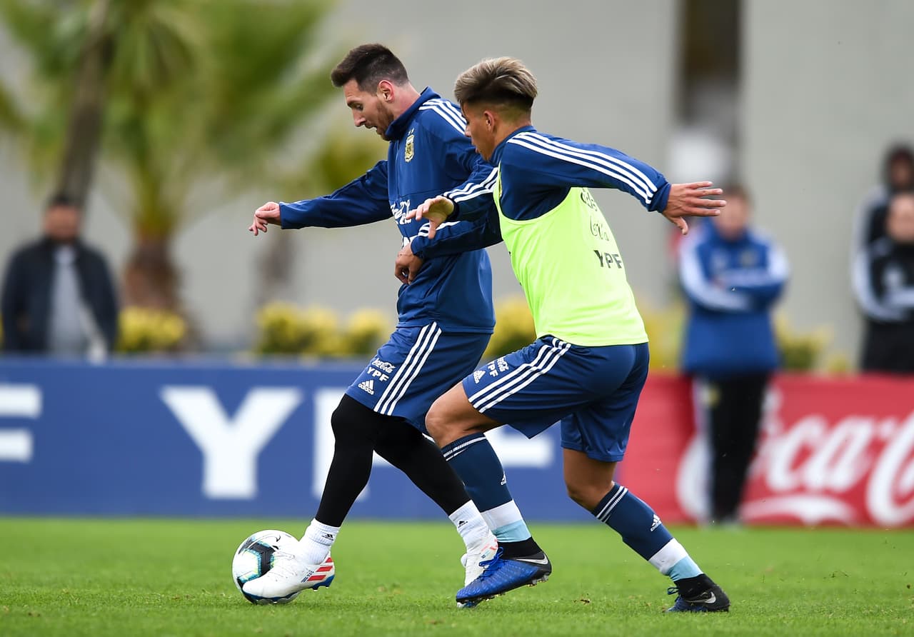 Los dirigidos por Lionel Scaloni realizaron algunos trabajos tácticos en el predio de Ezeiza y luego un partido en espacio reducido. Messi, líder de esta nueva aventura por un título de Copa América, se lució y fue seguido de cerca hasta por los rivales para sacarse una foto con ellos.