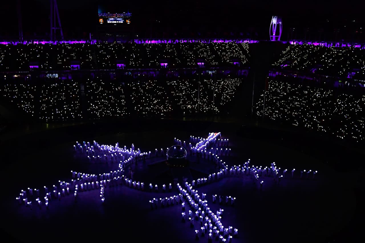 La ceremonia de cierre de Juegos Olímpicos de Invierno en Pyeongchang 2018 tuvo pirotecnia, luces, baile, música y colorido, un espectáculo que reflejó el brillo de la competencia en Corea del Sur.La ceremonia de cierre de Juegos Olímpicos de Invierno en Pyeongchang 2018 tuvo pirotecnia, luces, baile, música y colorido, un espectáculo que reflejó el brillo de la competencia en Corea del Sur.