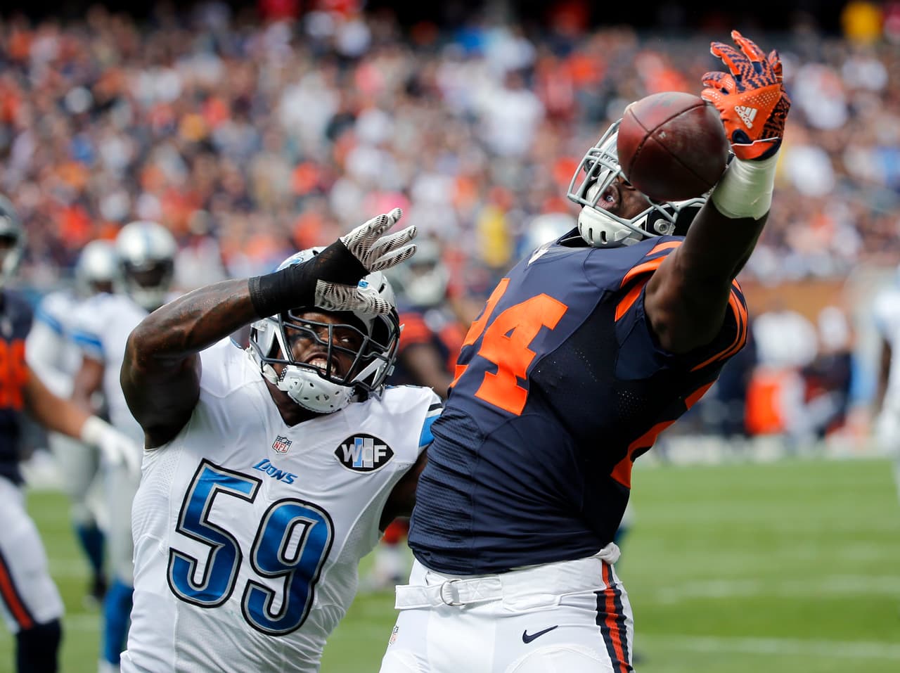 A una mano quiso llevarse este balón el corredor de los Chicago Bears, Jordan Howard, al final no pudo.