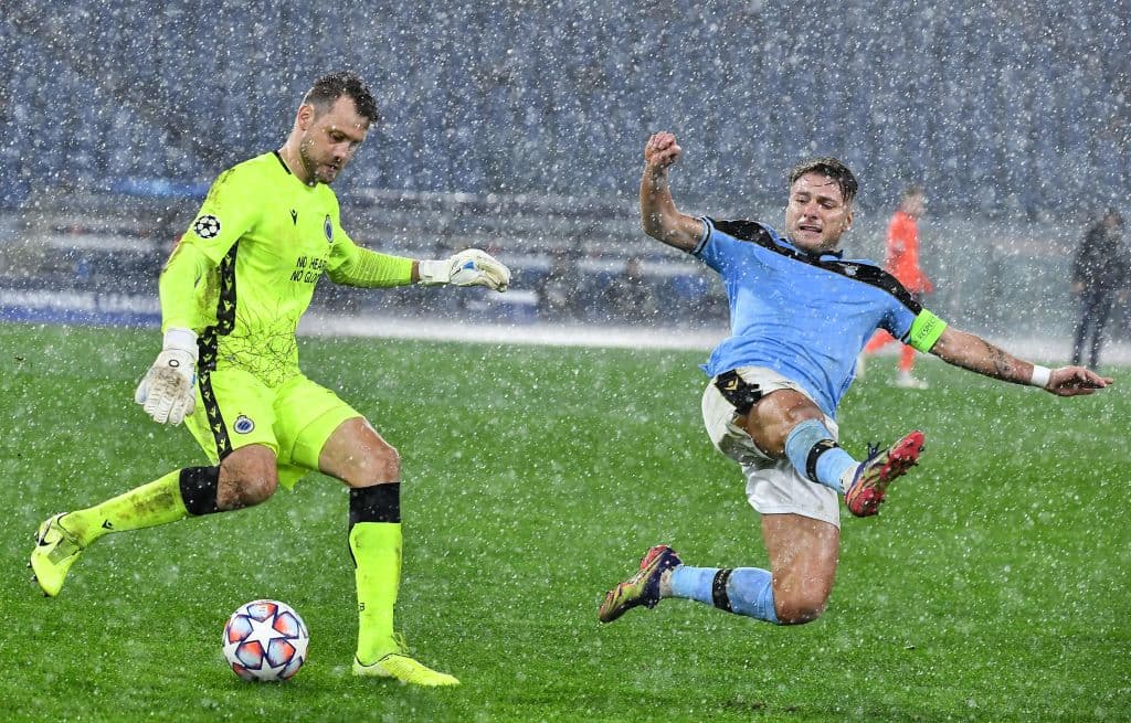 Correo (12’) adelantó al conjunto italiano. Vormer (15’) lo igualó, pero Immobile (27’) regresó la ventaja a los locales. Sobol (39’) dejaba al cuadro belga con 10 hombres; Vanaken (76’) regresó la paridad al marcador. Lazio clasifica a la siguiente ronda como segundo del Grupo F con 10 puntos.