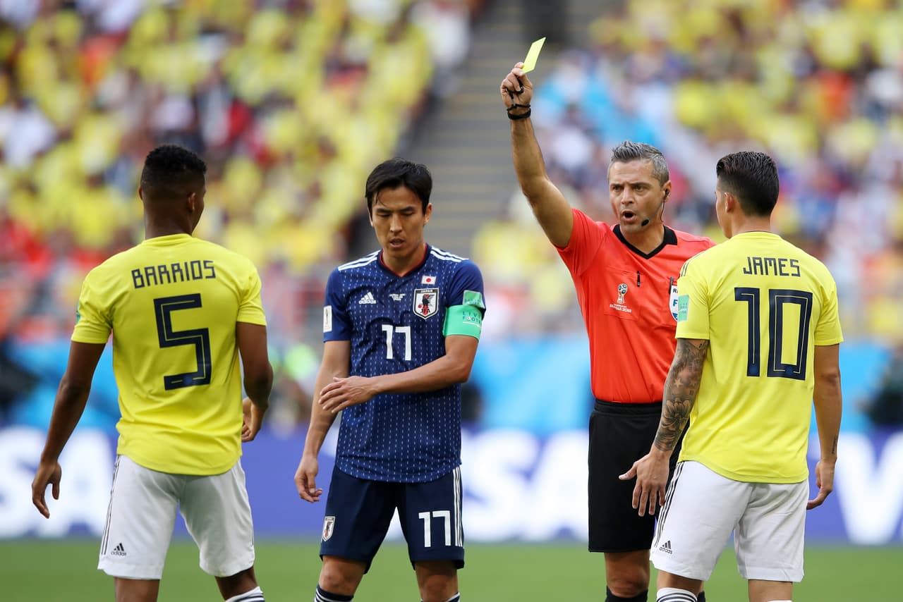 Wilmar Barrios vio la primera amarilla del partido tras la expulsión al minuto 19 del segundo tiempo, en una muestra de la impotencia colombiana.