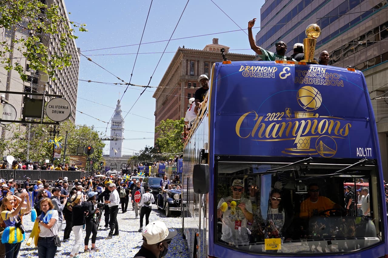 Draymond Green hace un gesto a la multitud mientras viaja en el desfile del campeonato de la NBA de los Golden State Warriors en San Francisco, el lunes 20 de junio de 2022. (Foto AP/Eric Risberg)