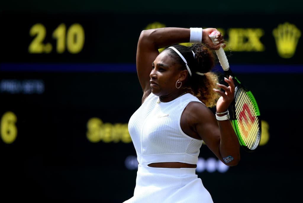 La estadounidense Serena Williams se clasificó también a Cuartos de Final y llegó a esa instancia por 14ta vez al doblegar a la española Carla Suárez Navarro 6-2, 6-2. Con la pizarra 3-2 a su favor, Williams se alzó con seis games seguidos y encarriló la victoria ante una rival a la que superó las siete veces que se enfrentaron y que nunca le ganó ni siquiera un set.