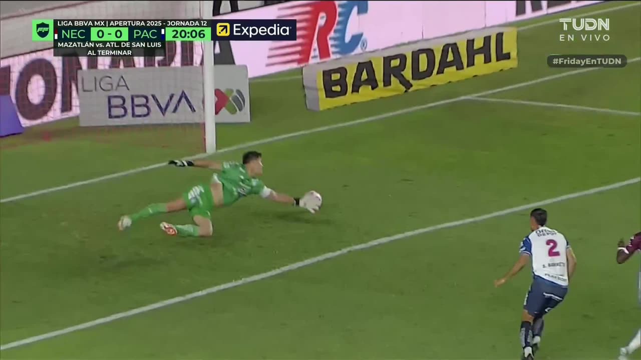 ¡Otro poste! Cambindo revienta la base del arco y Necaxa se queda muy cerca del gol