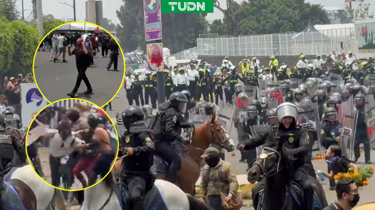 Manifestantes y policías se enfrentan en el estadio Ciudad de México