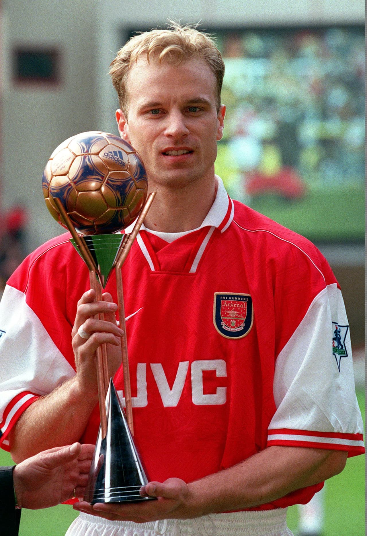 Allí, Bergkamp no solo se convirtió en ídolo de los 'Gunners' sino que también logró distinciones como mejor jugador del mundo y reconocimientos por su excelente nivel goleador. Fueron 11 títulos con la camiseta del Arsenal.