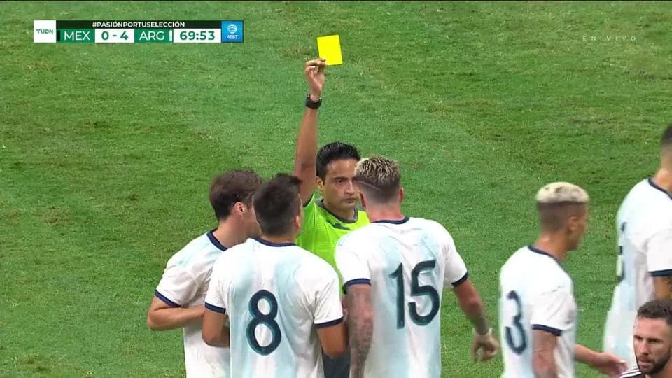 Tarjeta amarilla. El árbitro amonesta a Rodrigo de Paul de Argentina