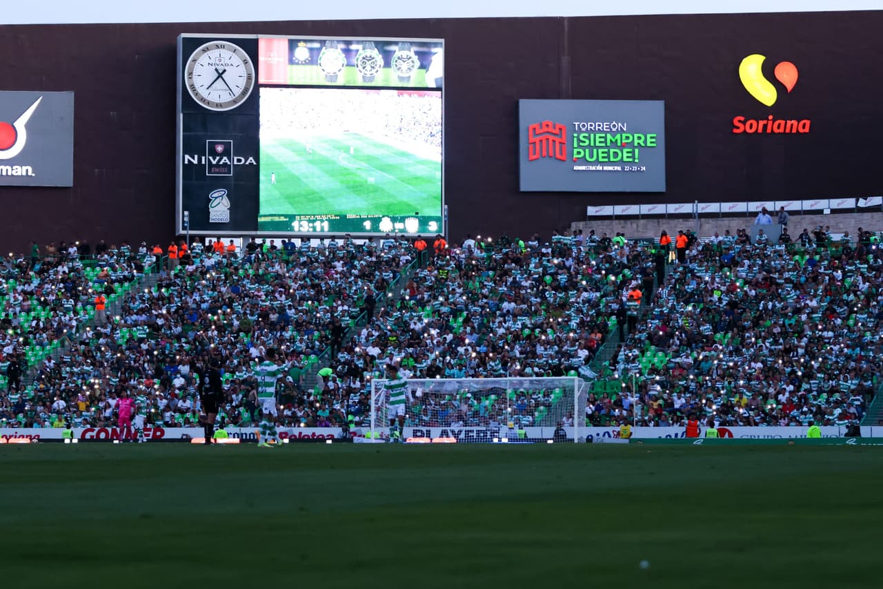 Durante aproximadamente 8 minutos, se apagaron las luminarias del Estadio Corona y se tuvo que detener el partido.